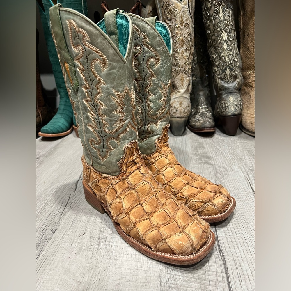 Corral Wms Fish sq toe boots size 7 1/2